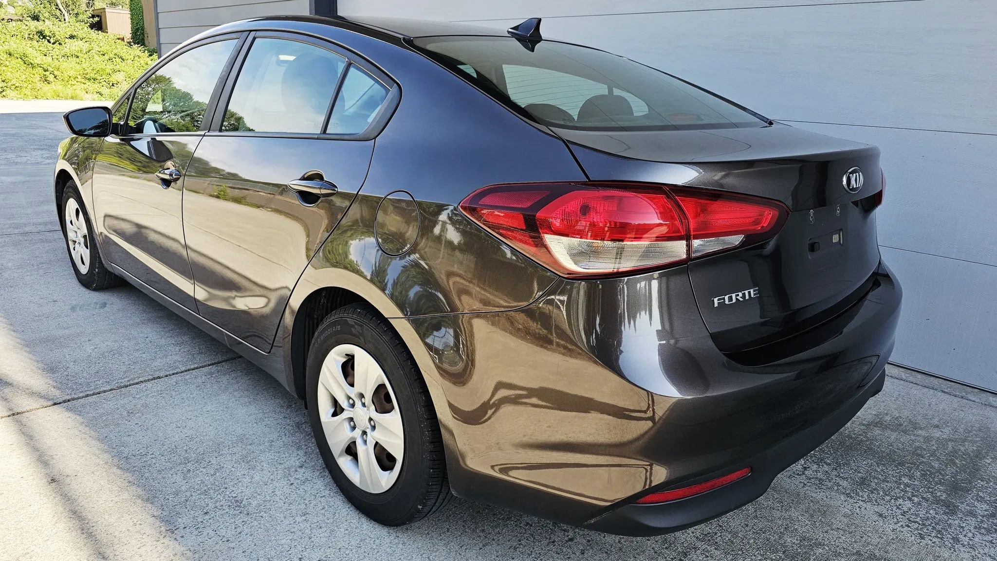 Used 2017 Kia Forte LX image 3