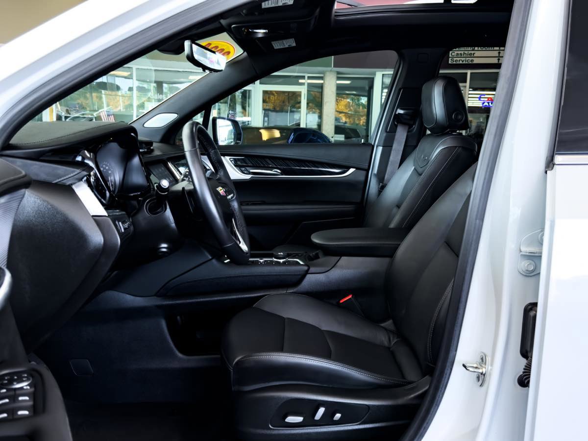 Used 2024 Cadillac XT6 Premium Luxury w/ Technology Package image 29
