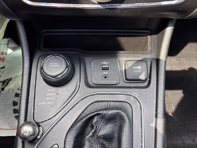 Used 2021 Jeep Cherokee Latitude Plus w/ Sun & Sound Group AWD/4WD image 18