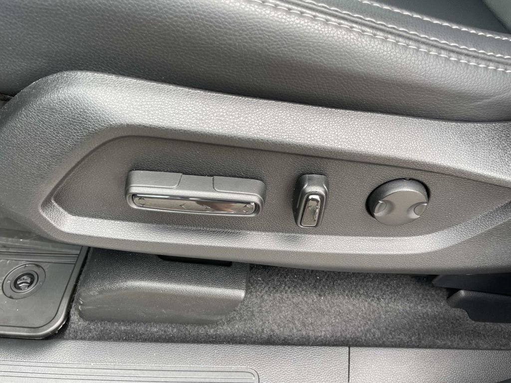 Used 2025 Honda Pilot EX-L image 16