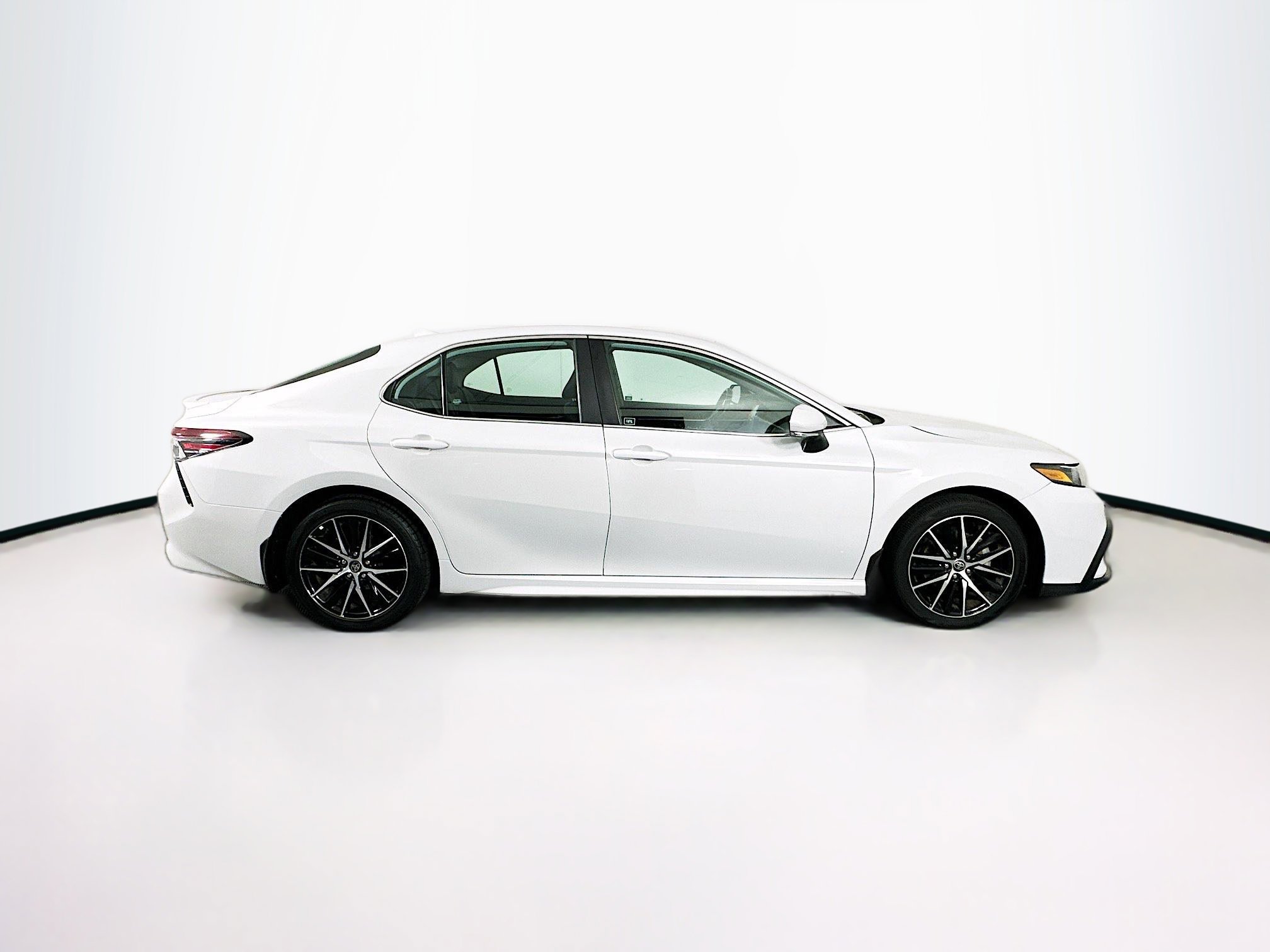 Used 2023 Toyota Camry SE image 10