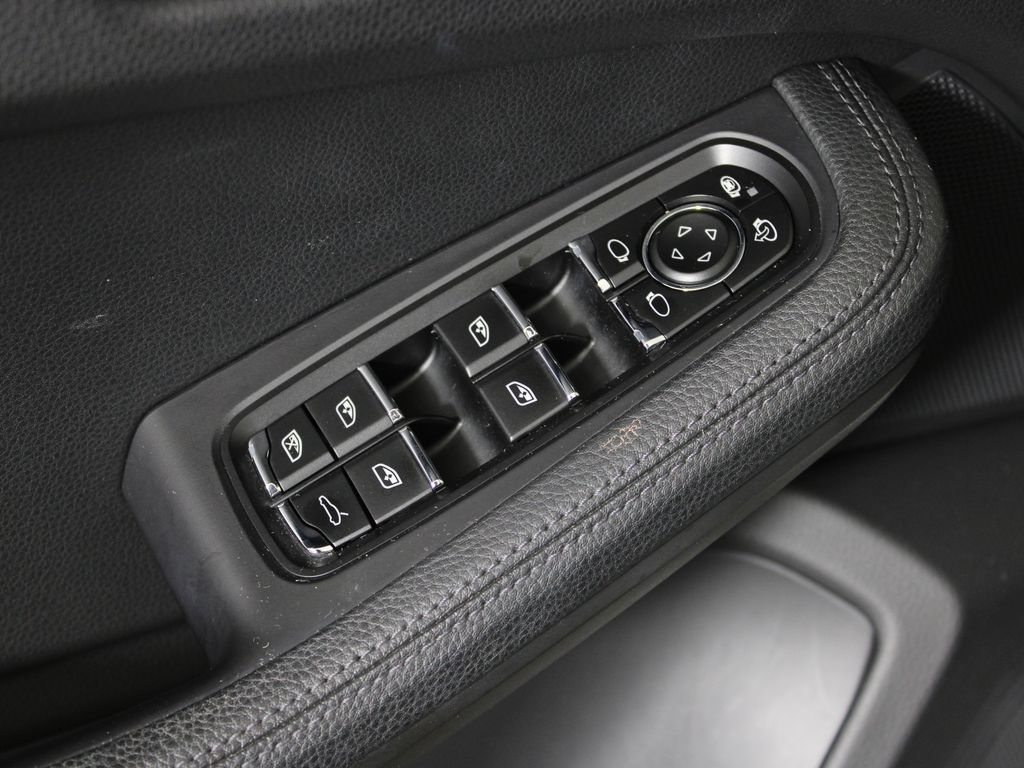Certified 2021 Porsche Macan AWD/4WD image 18