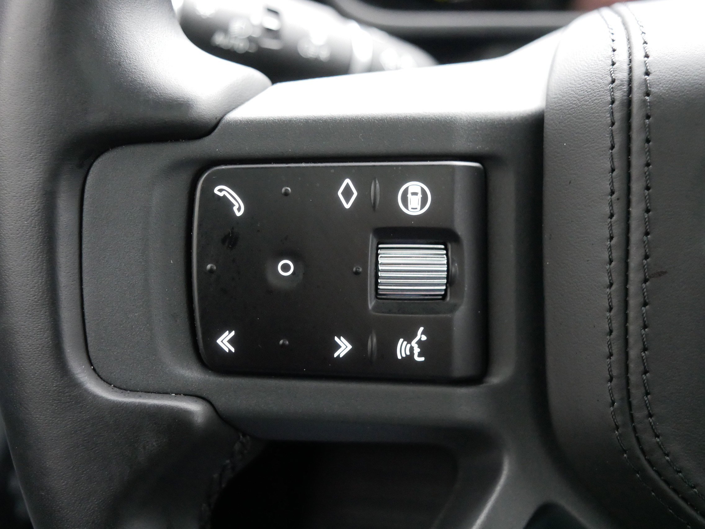 Used 2024 Land Rover Defender 130 X image 31