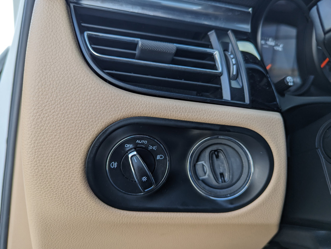 Used 2020 Porsche Macan AWD image 21