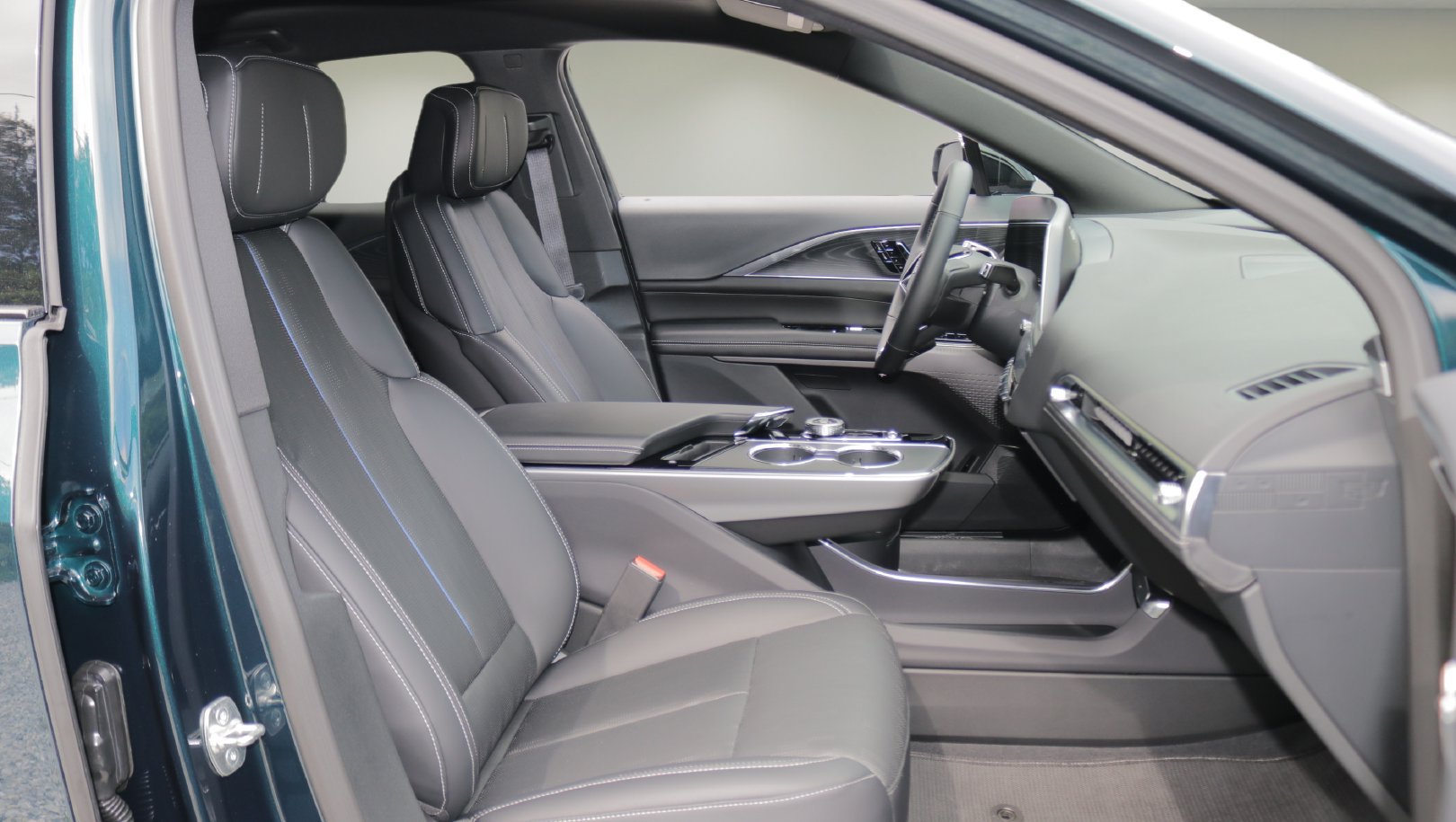 Certified 2025 Cadillac Lyriq Luxury RWD image 18