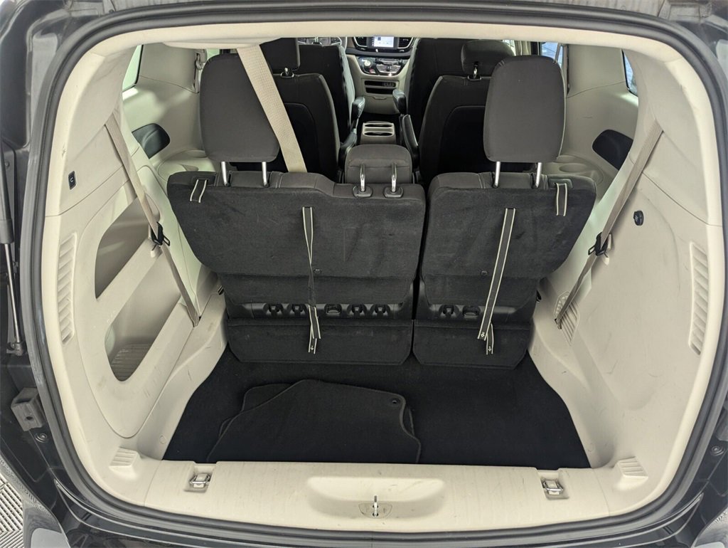 Used 2023 Chrysler Voyager LX image 17
