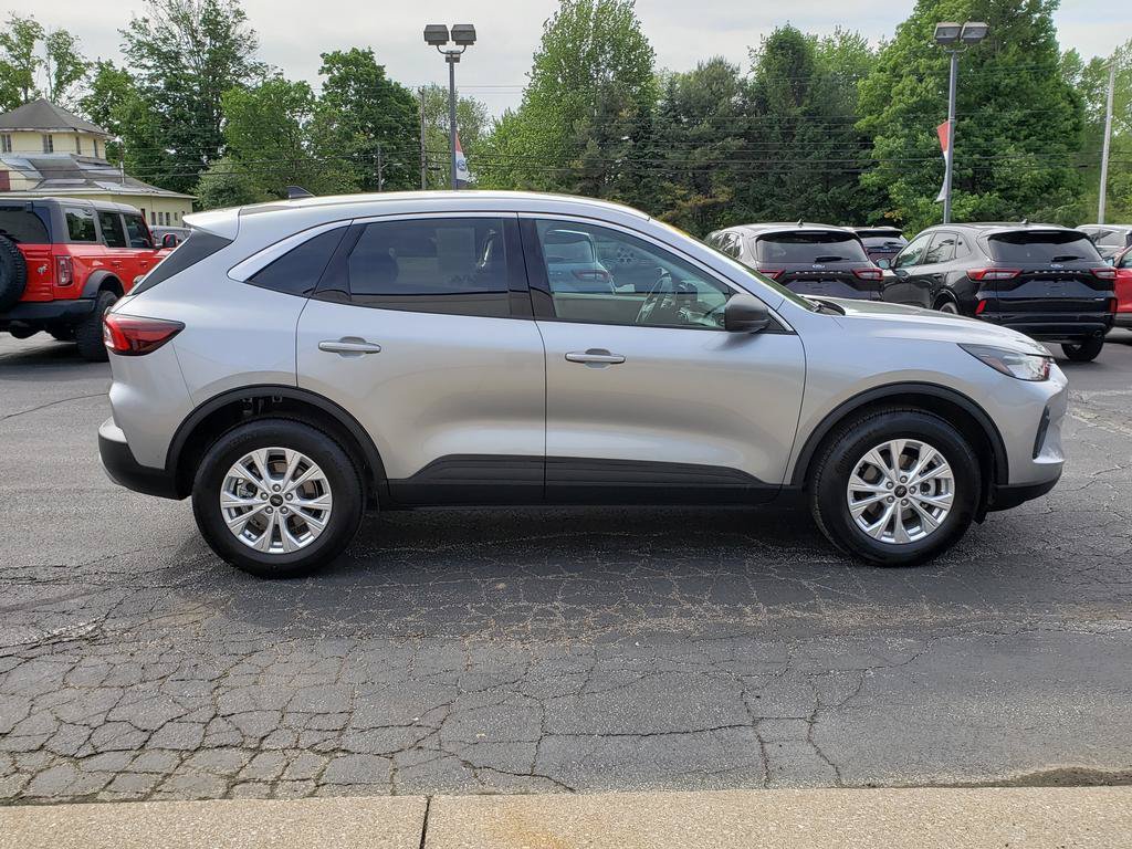 Used 2024 Ford Escape Active AWD/4WD image 2