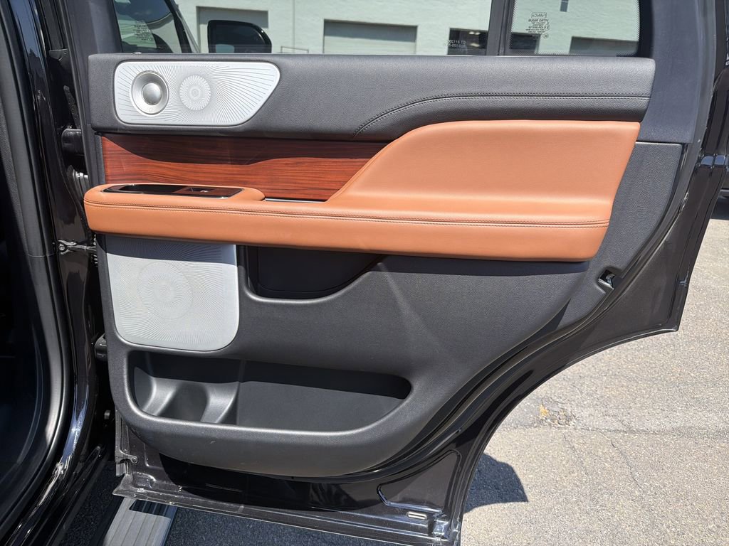 Used 2021 Lincoln Navigator Reserve w/ Luxury Package AWD/4WD image 16