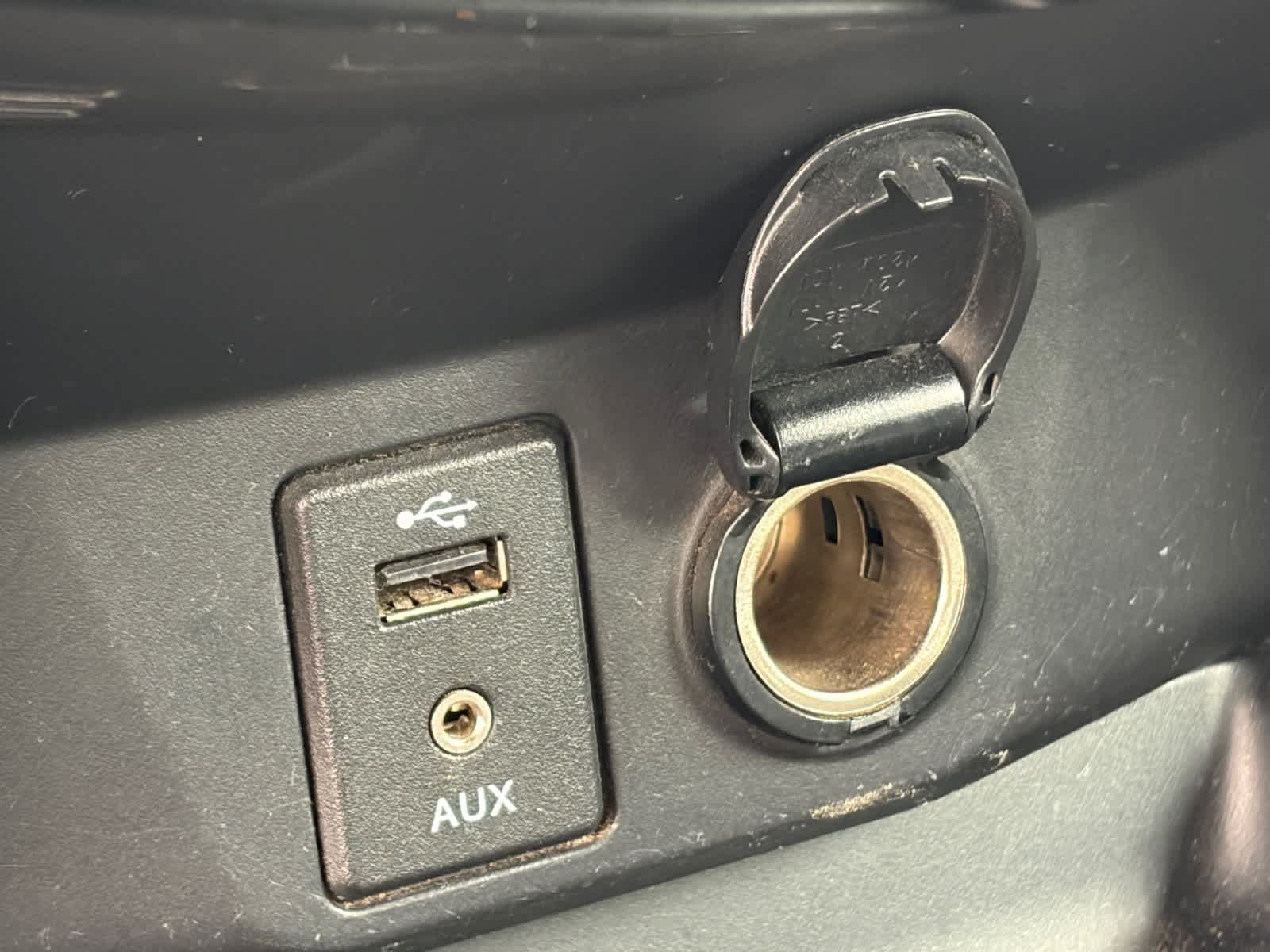 Used 2014 Nissan Rogue SV AWD/4WD image 16
