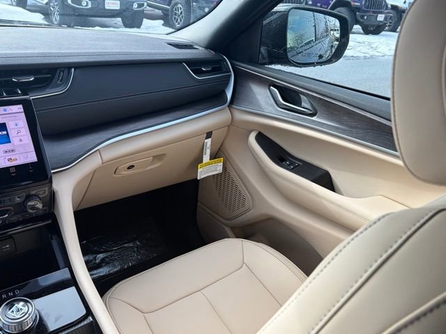 New 2025 Jeep Grand Cherokee Limited AWD/4WD image 38