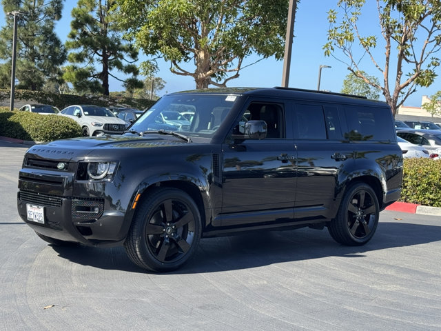 Used 2023 Land Rover Defender 130 X-Dynamic SE image 4