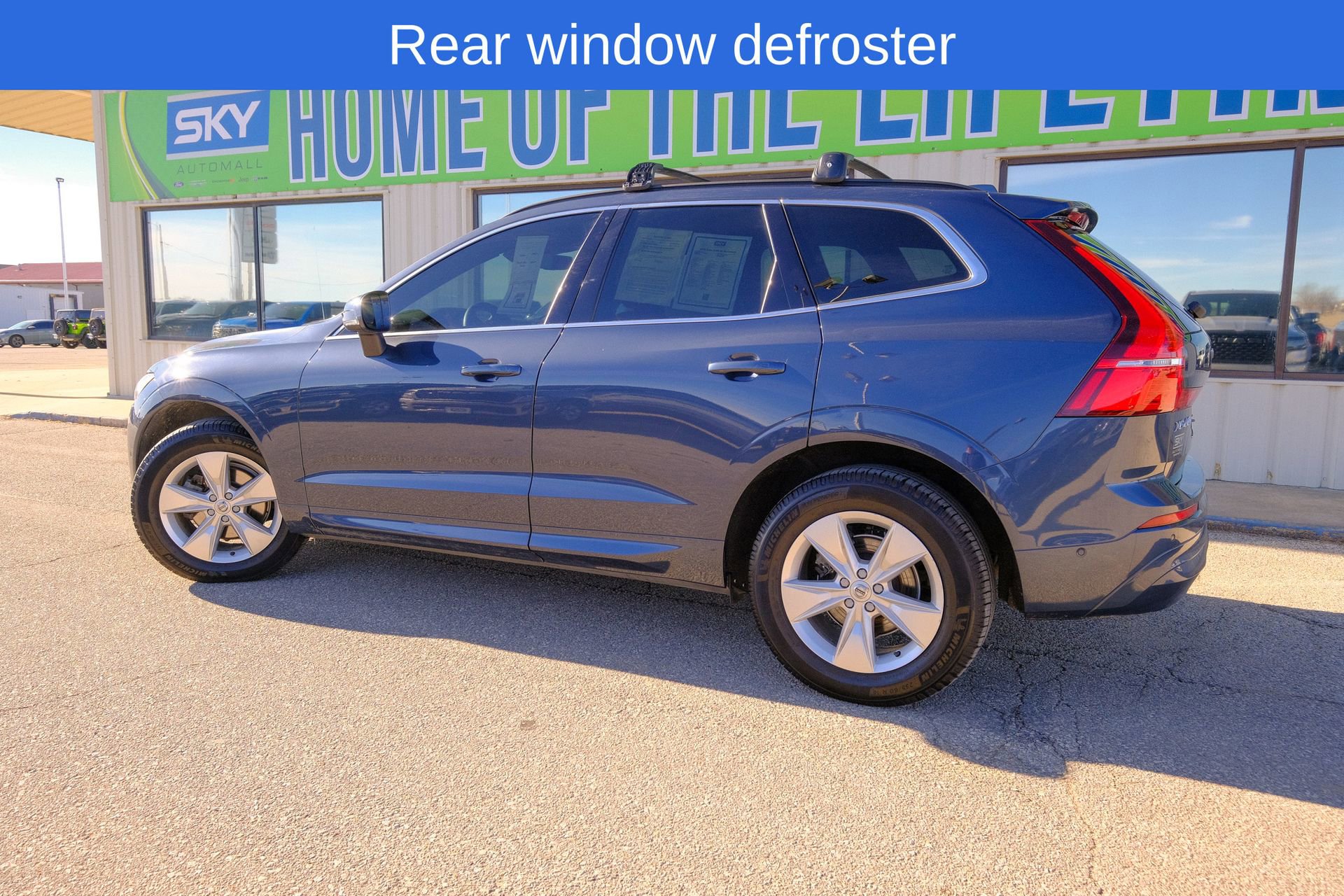 Used 2022 Volvo XC60 B5 Momentum image 4