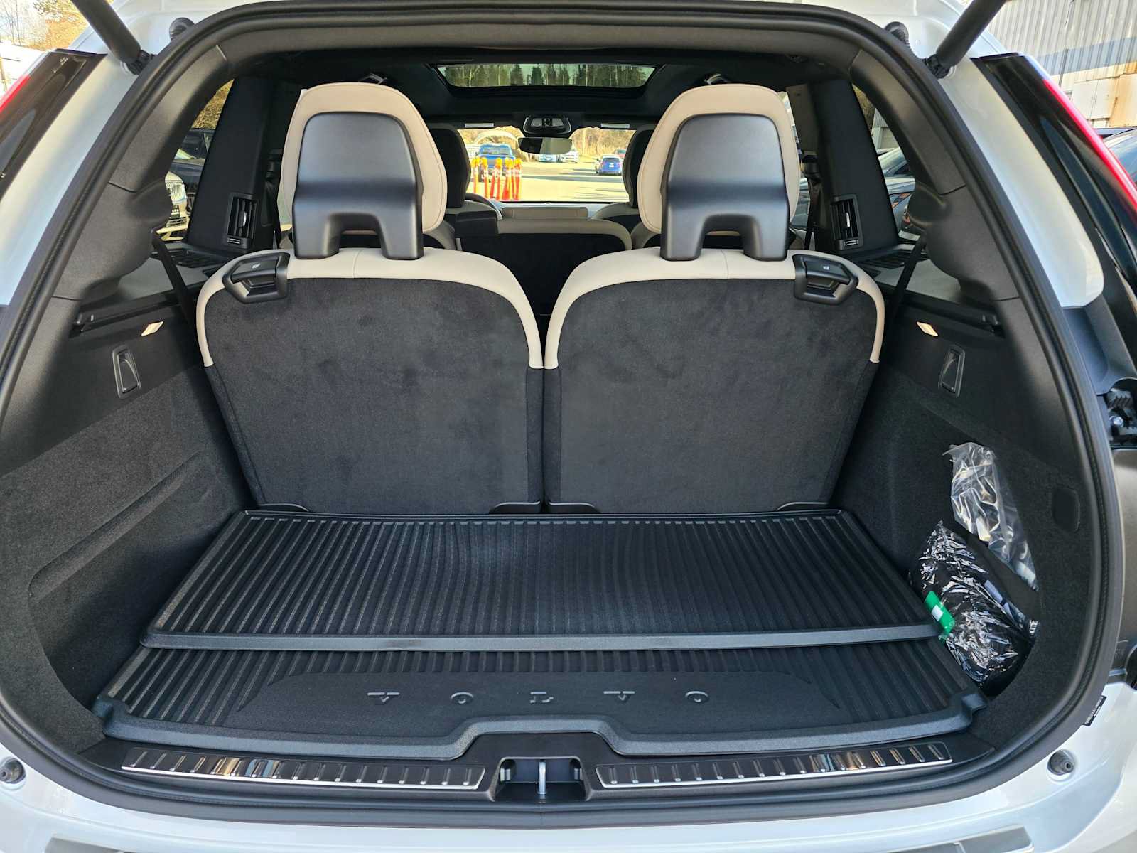 New 2026 Volvo XC90 B6 Plus w/ Protection Package Premier AWD/4WD image 15