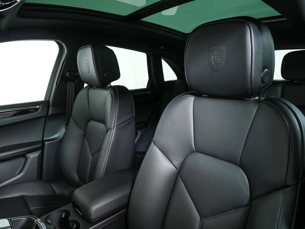 Certified 2026 Porsche Macan AWD/4WD image 5