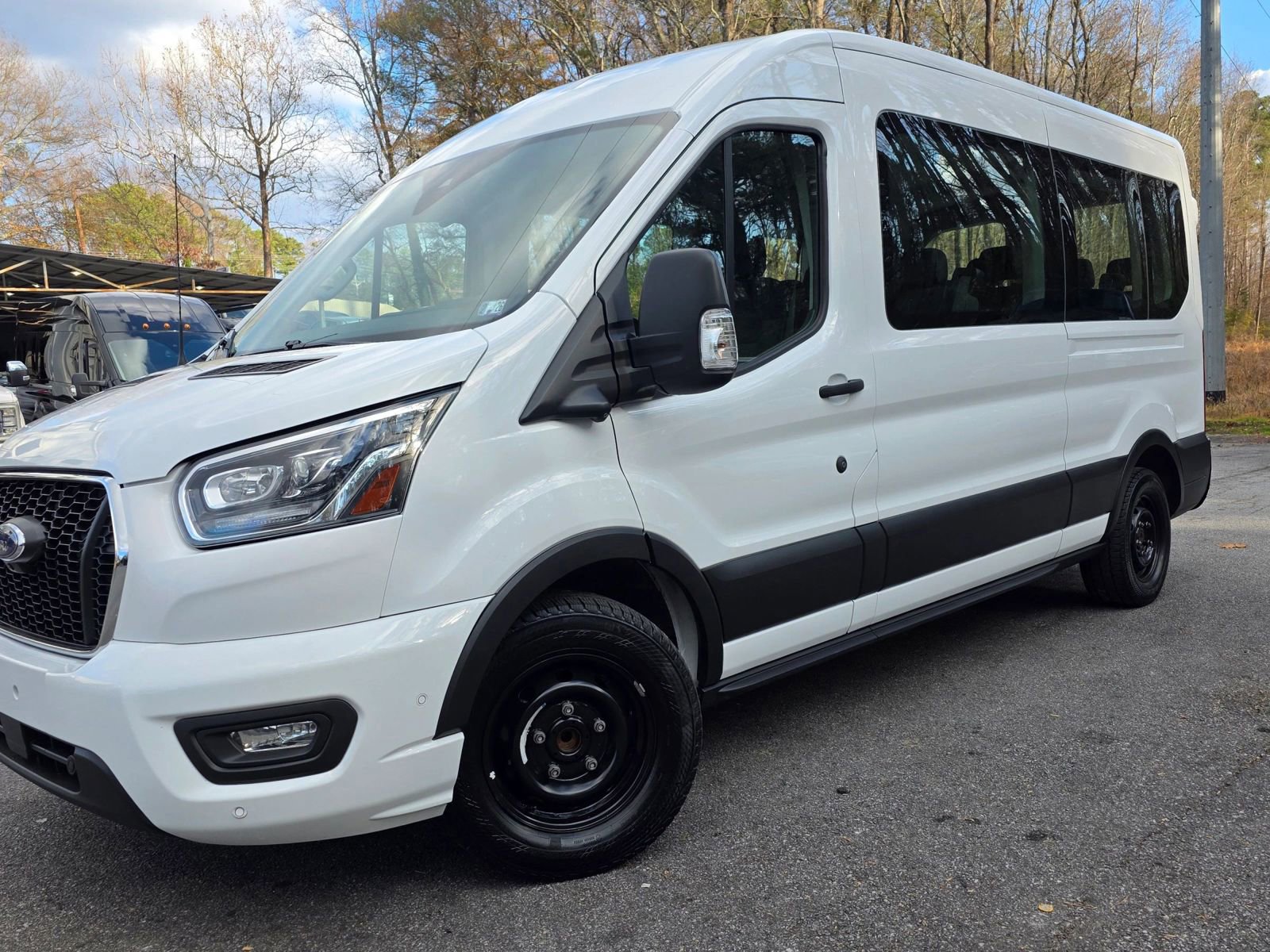Used 2023 Ford Transit 350 XLT RWD image 4