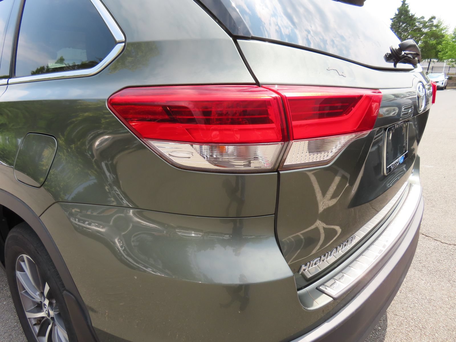 Used 2018 Toyota Highlander XLE w/ Carpet Mat Package (TMS) AWD/4WD image 12