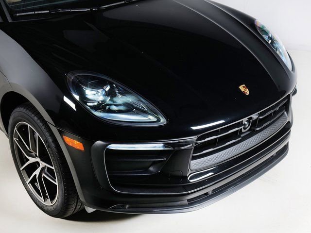Used 2025 Porsche Macan image 32