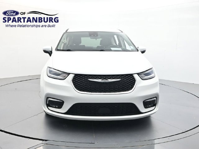 Used 2023 Chrysler Pacifica Touring-L FWD image 2