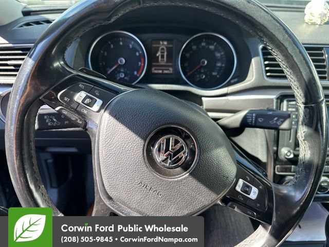 Used 2018 Volkswagen Passat 2.0T R-Line FWD image 14