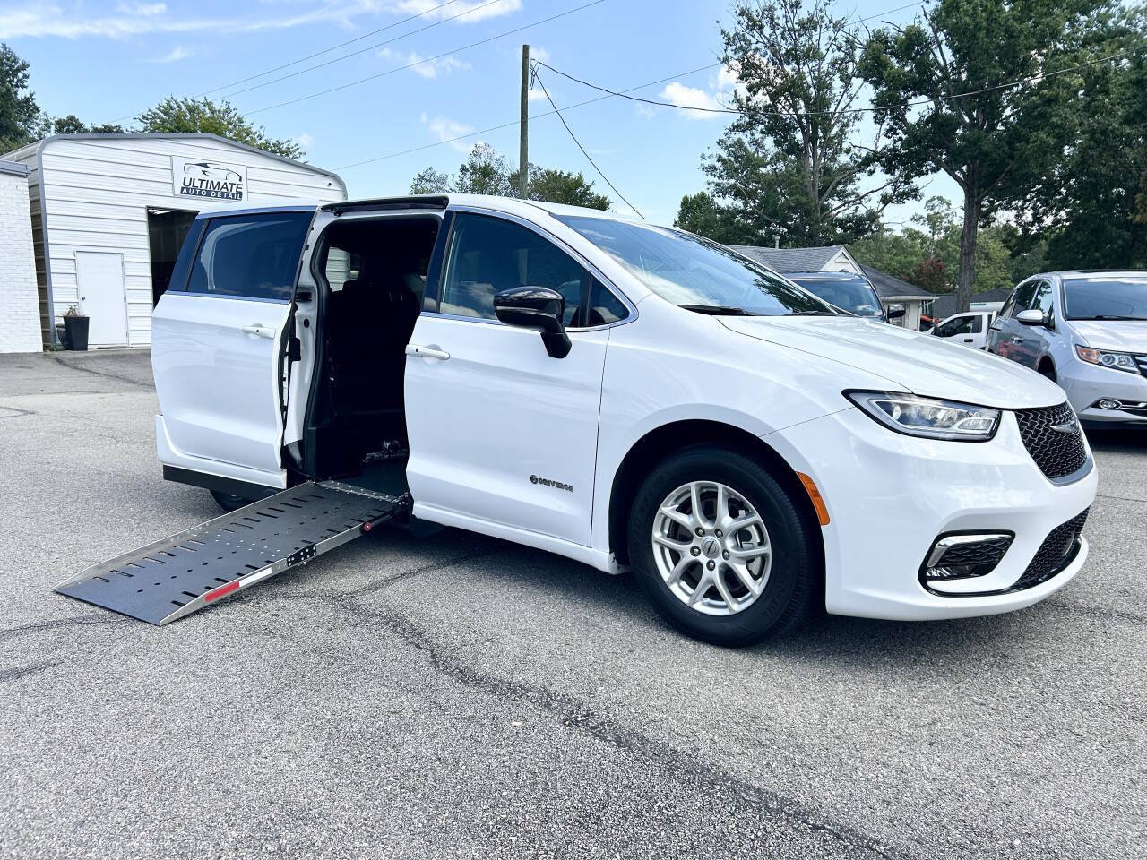 Used 2024 Chrysler Pacifica Touring