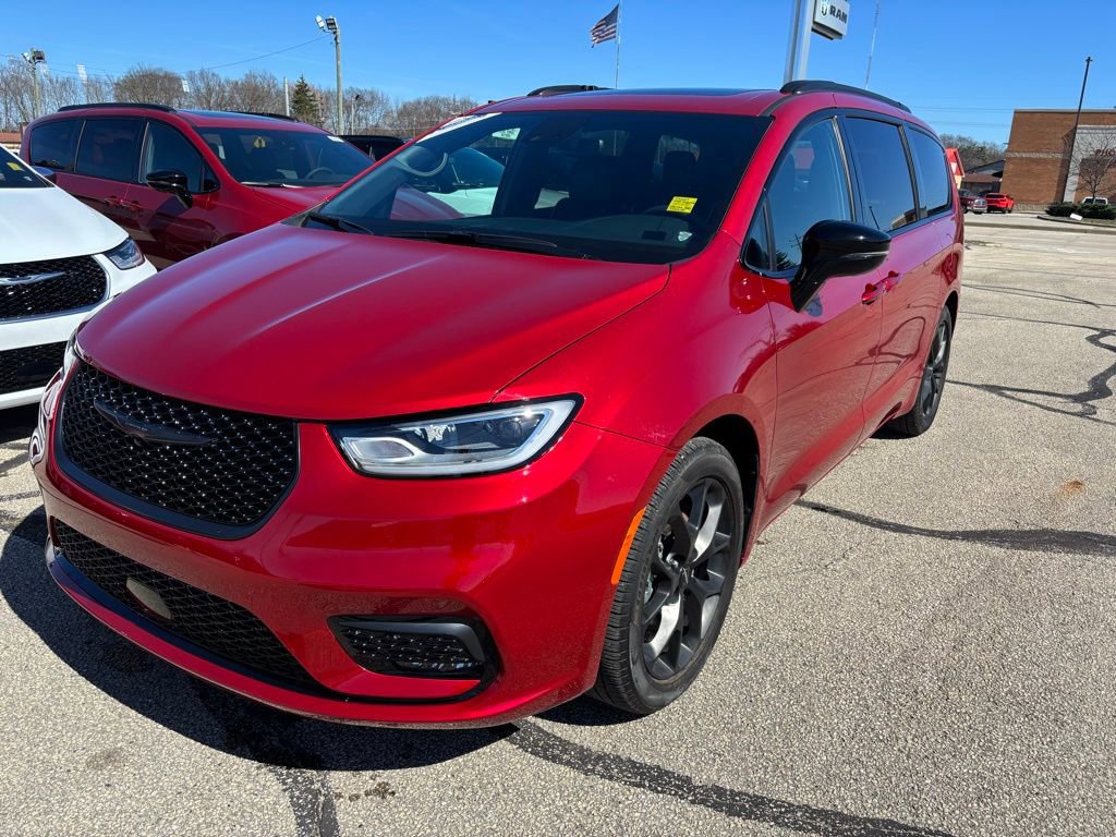 Used 2025 Chrysler Pacifica Limited w/ Trailer Tow Group image 1