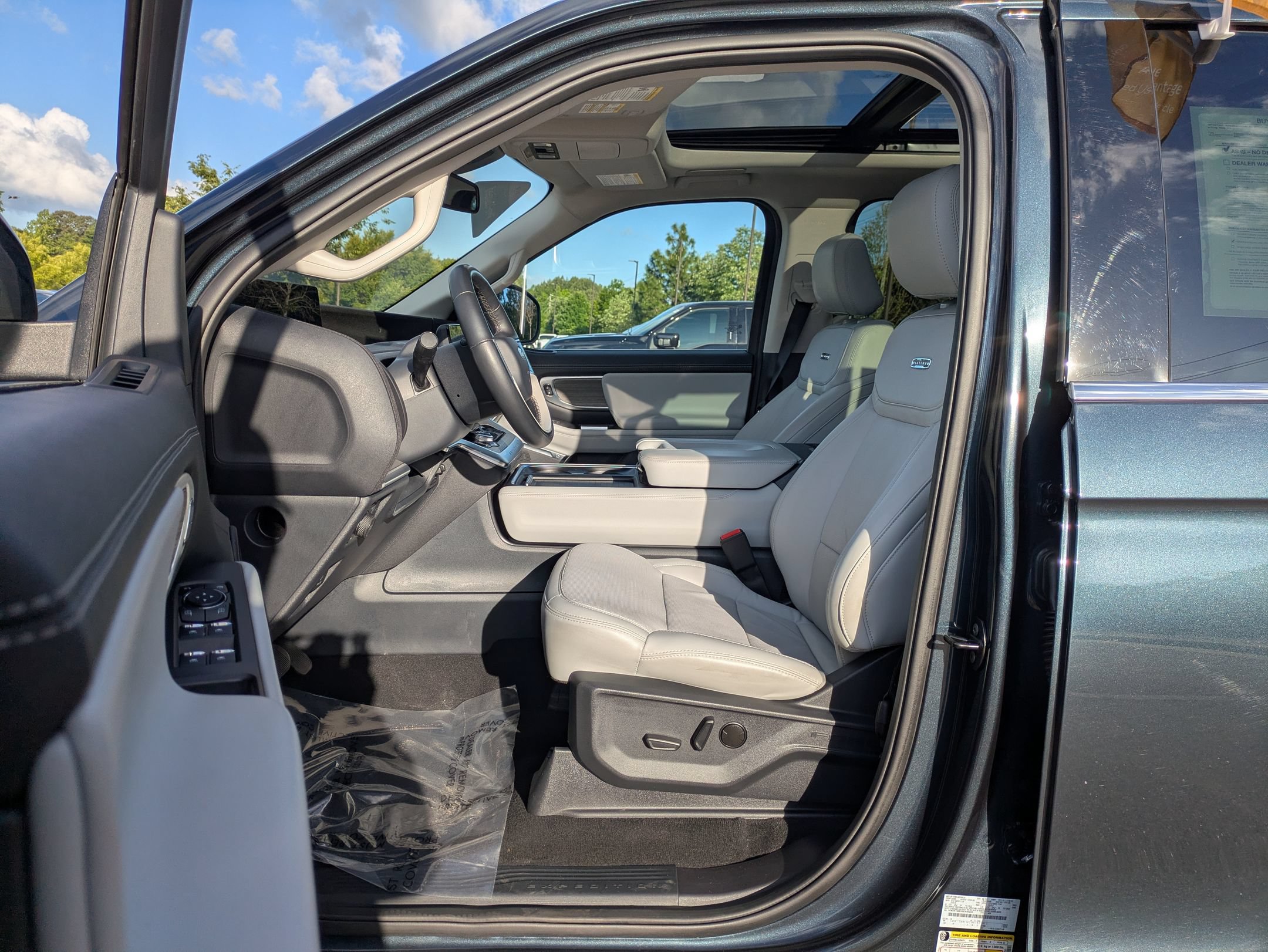 Certified 2025 Ford Expedition Max Platinum w/ Driver's Package AWD/4WD image 12