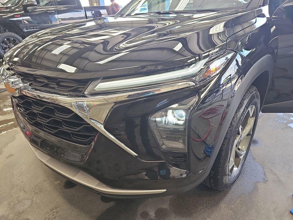 Used 2025 Chevrolet Trax LT w/ LT Convenience Package FWD image 29