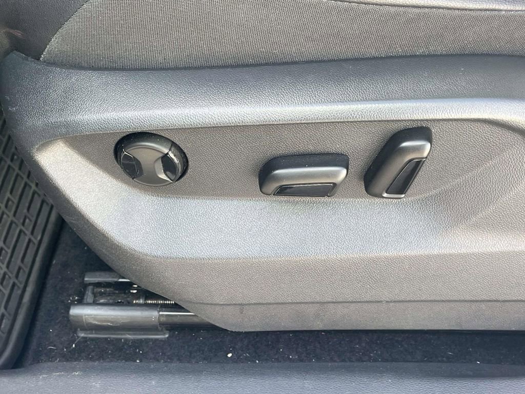 Used 2018 Volkswagen Tiguan SE w/ Panoramic Sunroof Package image 12