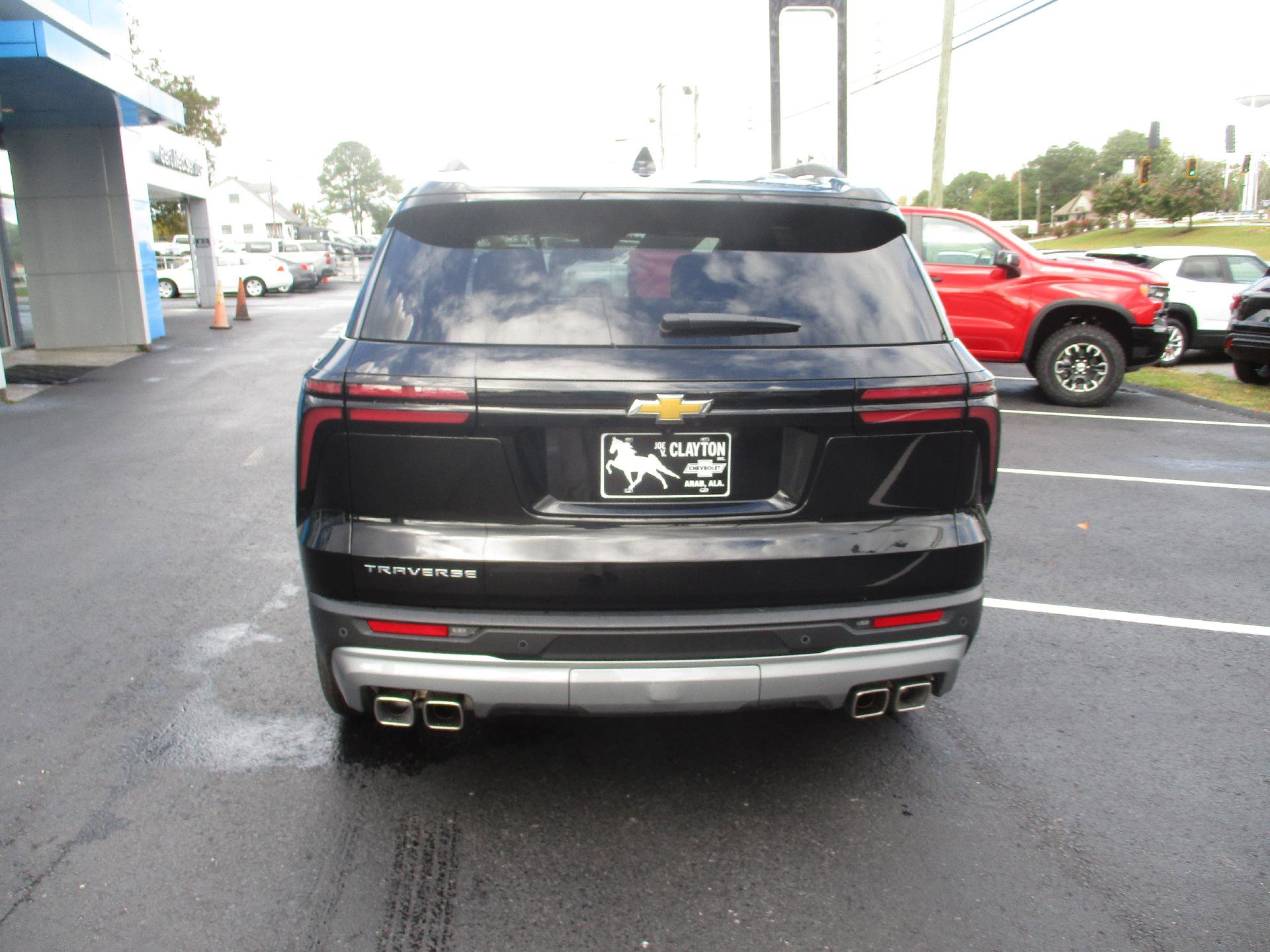 Used 2025 Chevrolet Traverse LT image 4