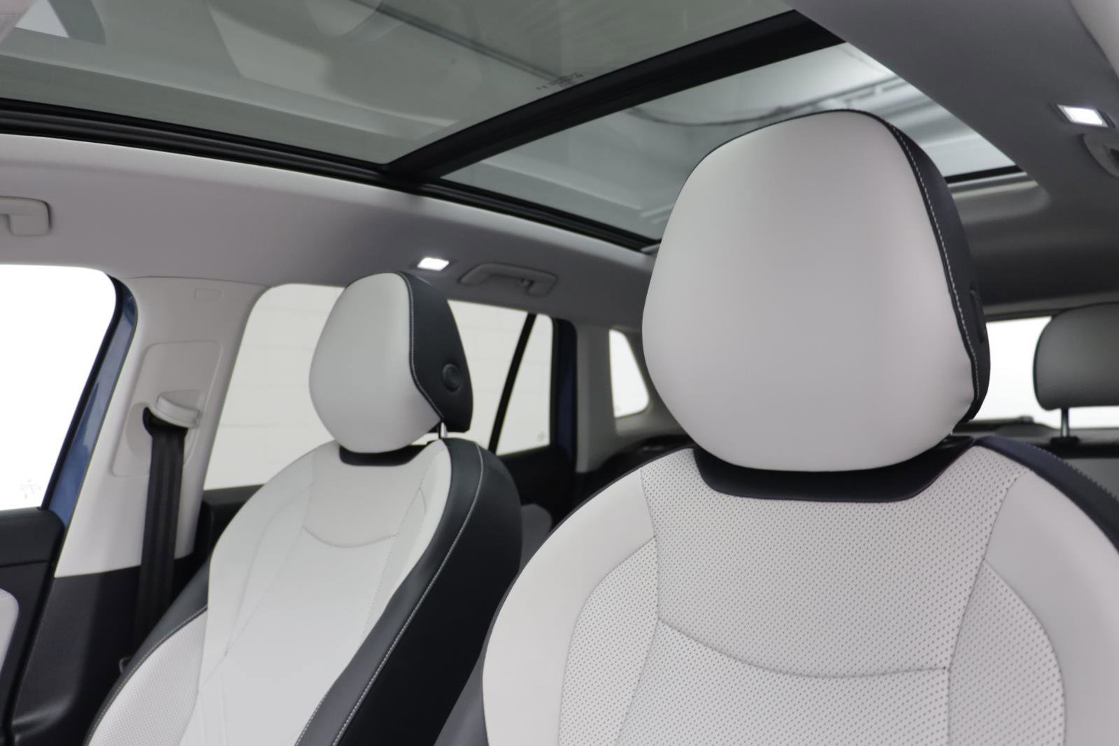 Used 2025 Volkswagen Tiguan SE w/ Panoramic Sunroof Package image 12