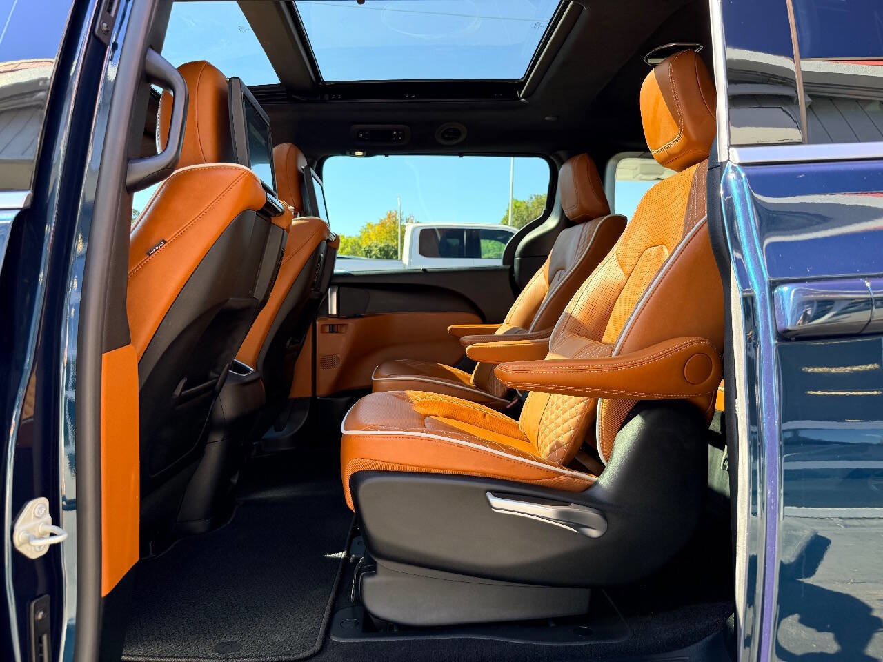 Used 2025 Chrysler Pacifica Pinnacle image 31