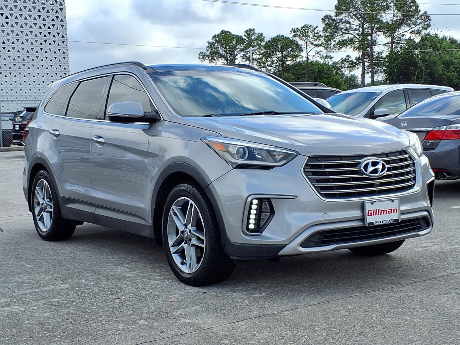 Used 2017 Hyundai Santa Fe SE FWD image 2