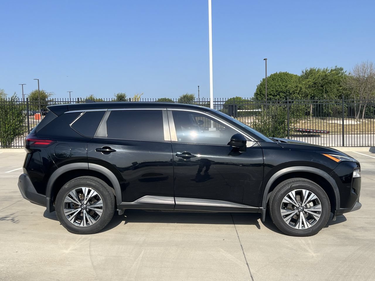 Used 2022 Nissan Rogue SV FWD image 3