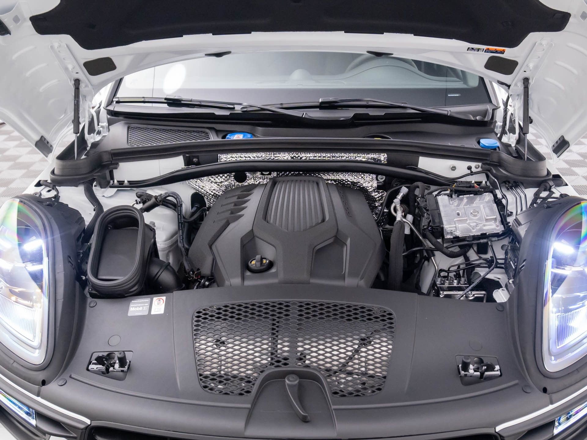 Certified 2026 Porsche Macan image 32