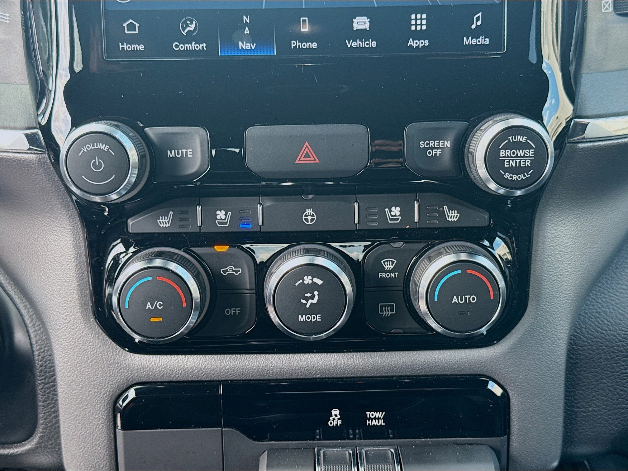 Used 2024 RAM 1500 Laramie RWD image 15