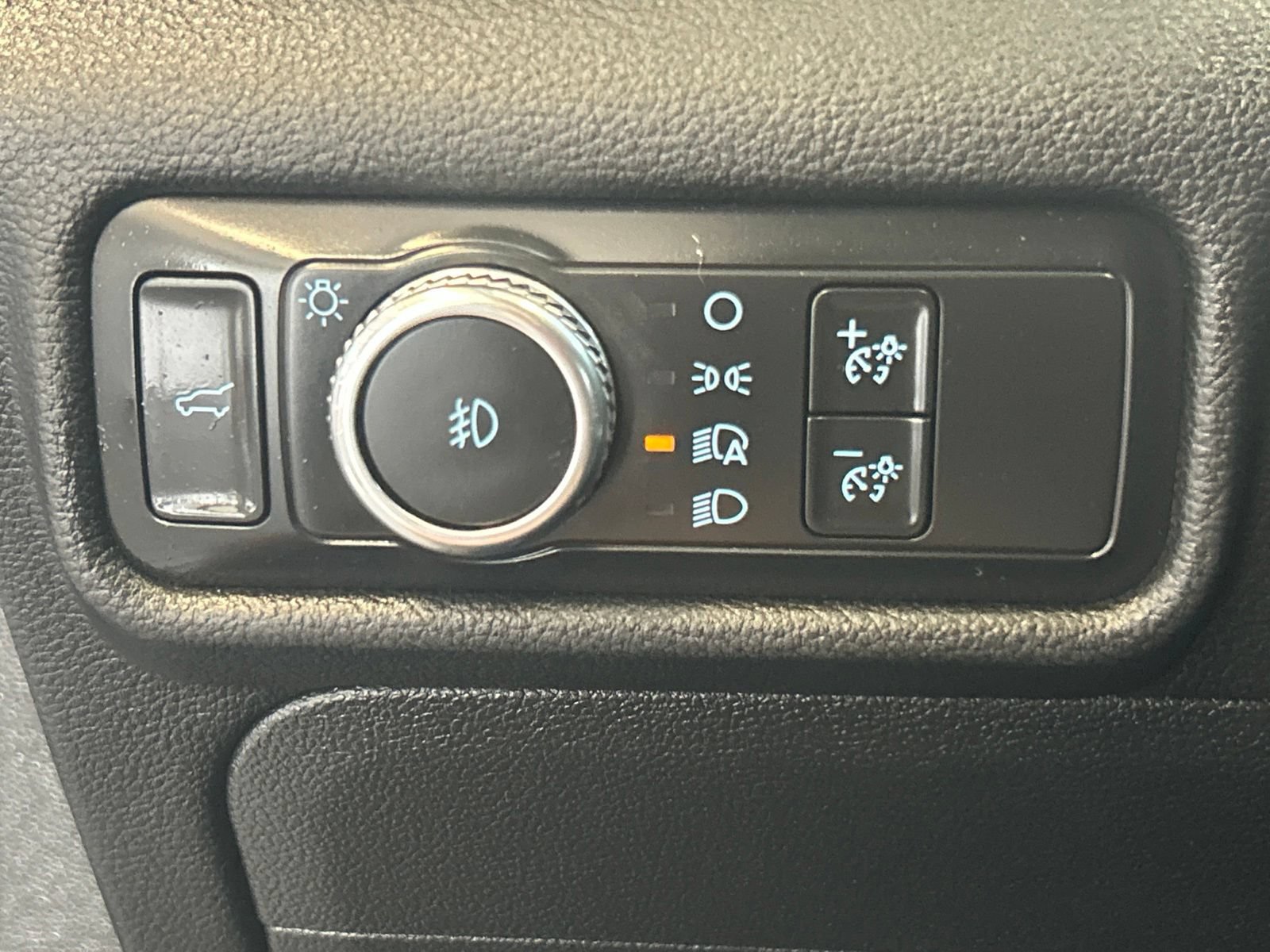 Used 2020 Ford Explorer XLT w/ Equipment Group 202A AWD/4WD image 19
