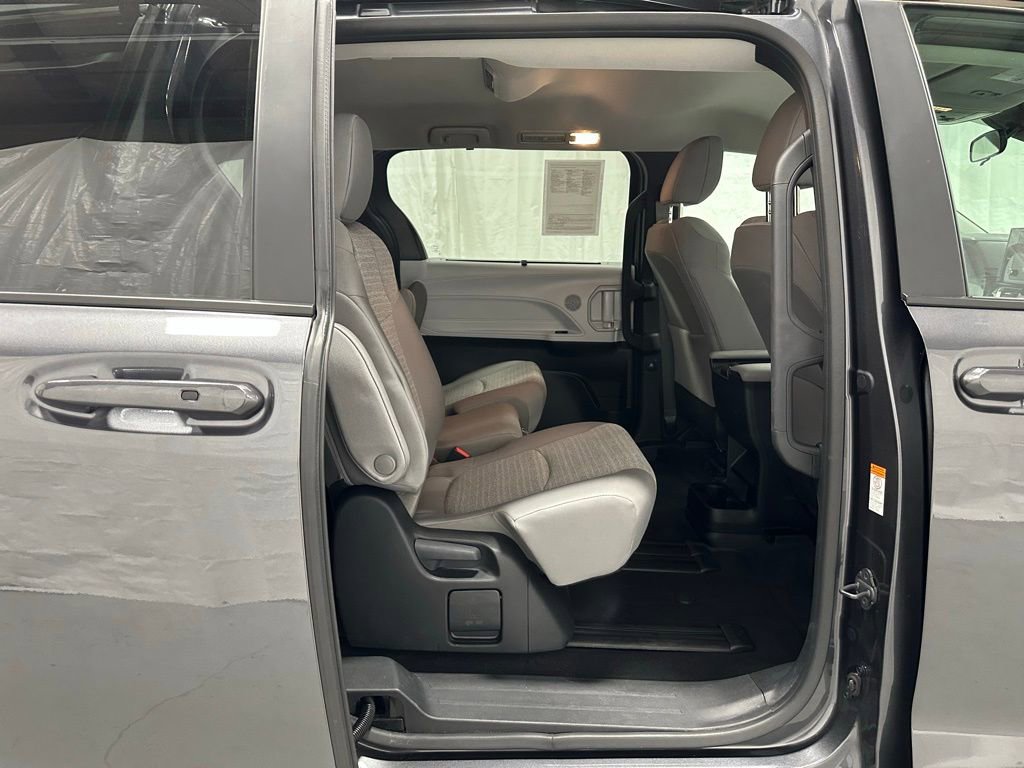 Used 2025 Toyota Sienna LE image 53