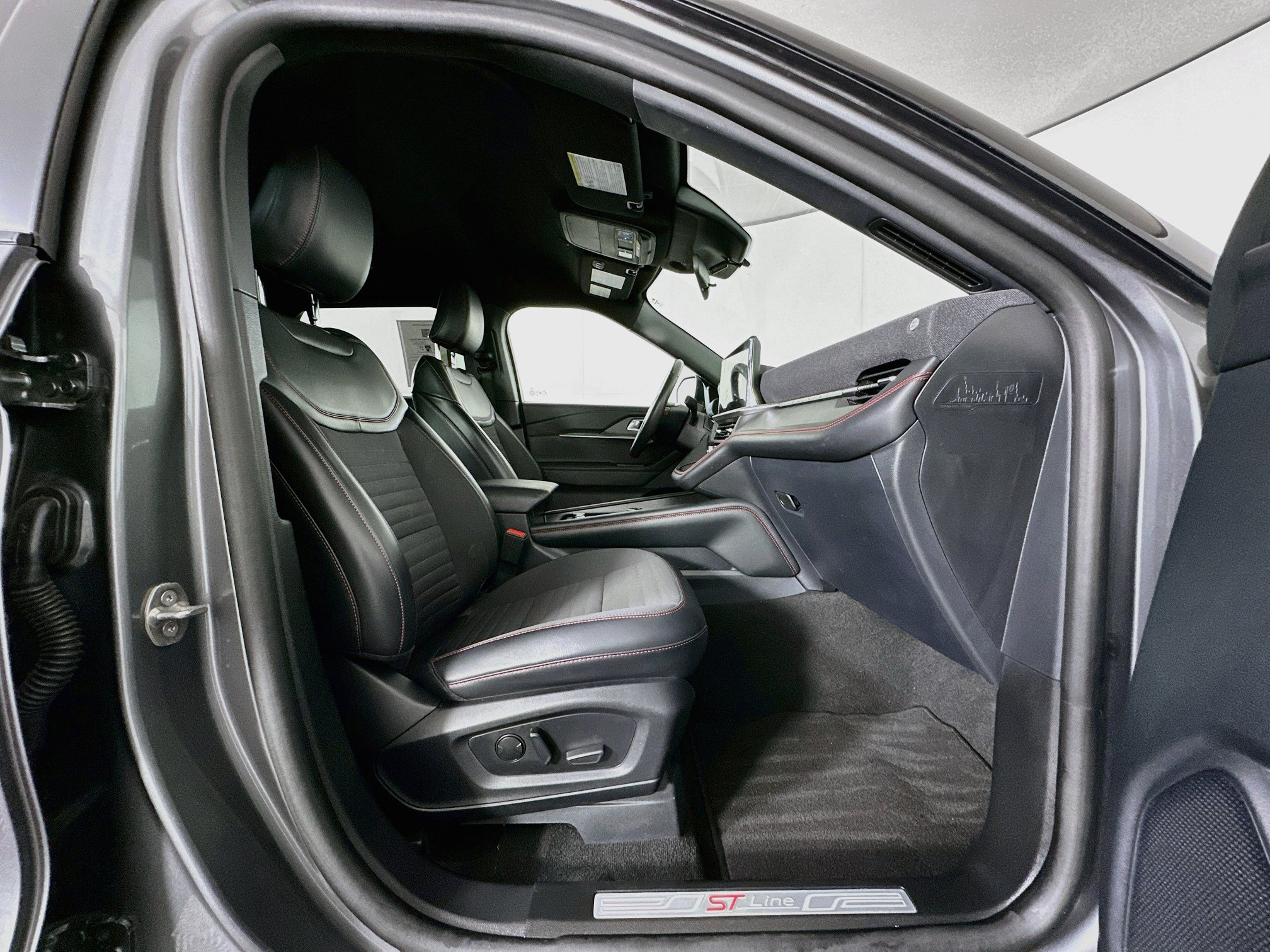 Used 2025 Ford Explorer ST-Line w/ ST-Line Street Pack AWD/4WD image 34