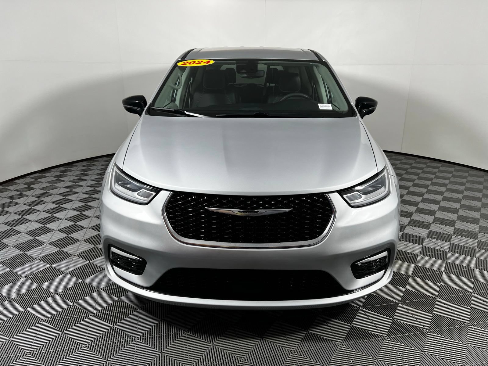 Used 2024 Chrysler Pacifica Touring-L FWD image 2