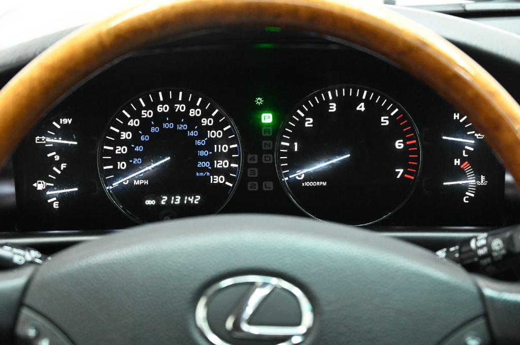 Used 2004 Lexus LX 470 4WD w/ Preferred Accessory Pkg image 25