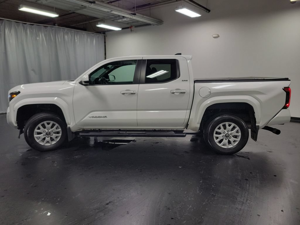 Used 2025 Toyota Tacoma SR5 AWD/4WD image 5