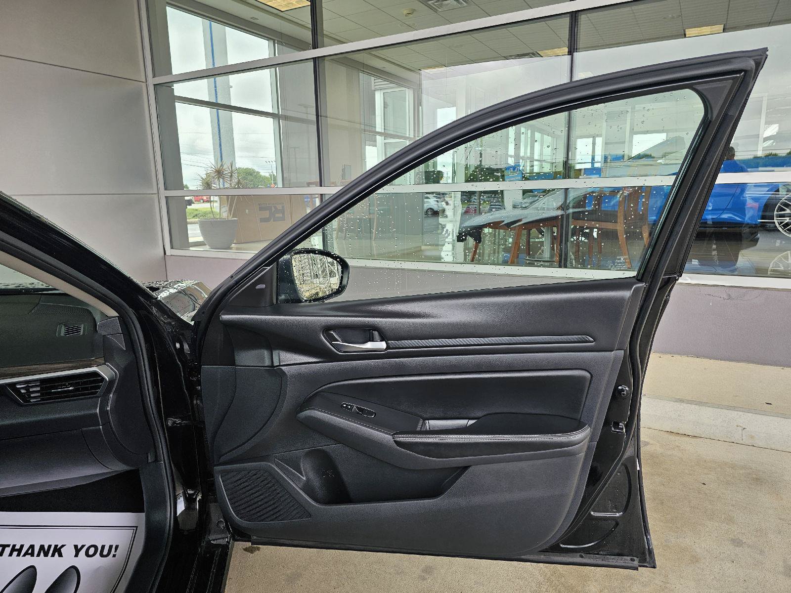 Used 2024 Nissan Altima 2.5 SV FWD image 11