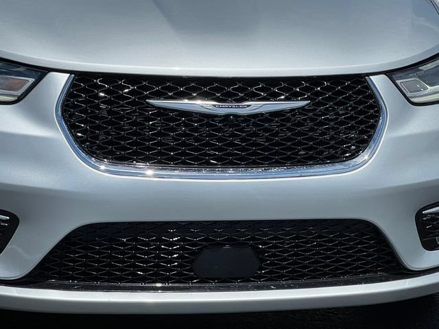 Used 2023 Chrysler Pacifica Touring-L FWD image 43