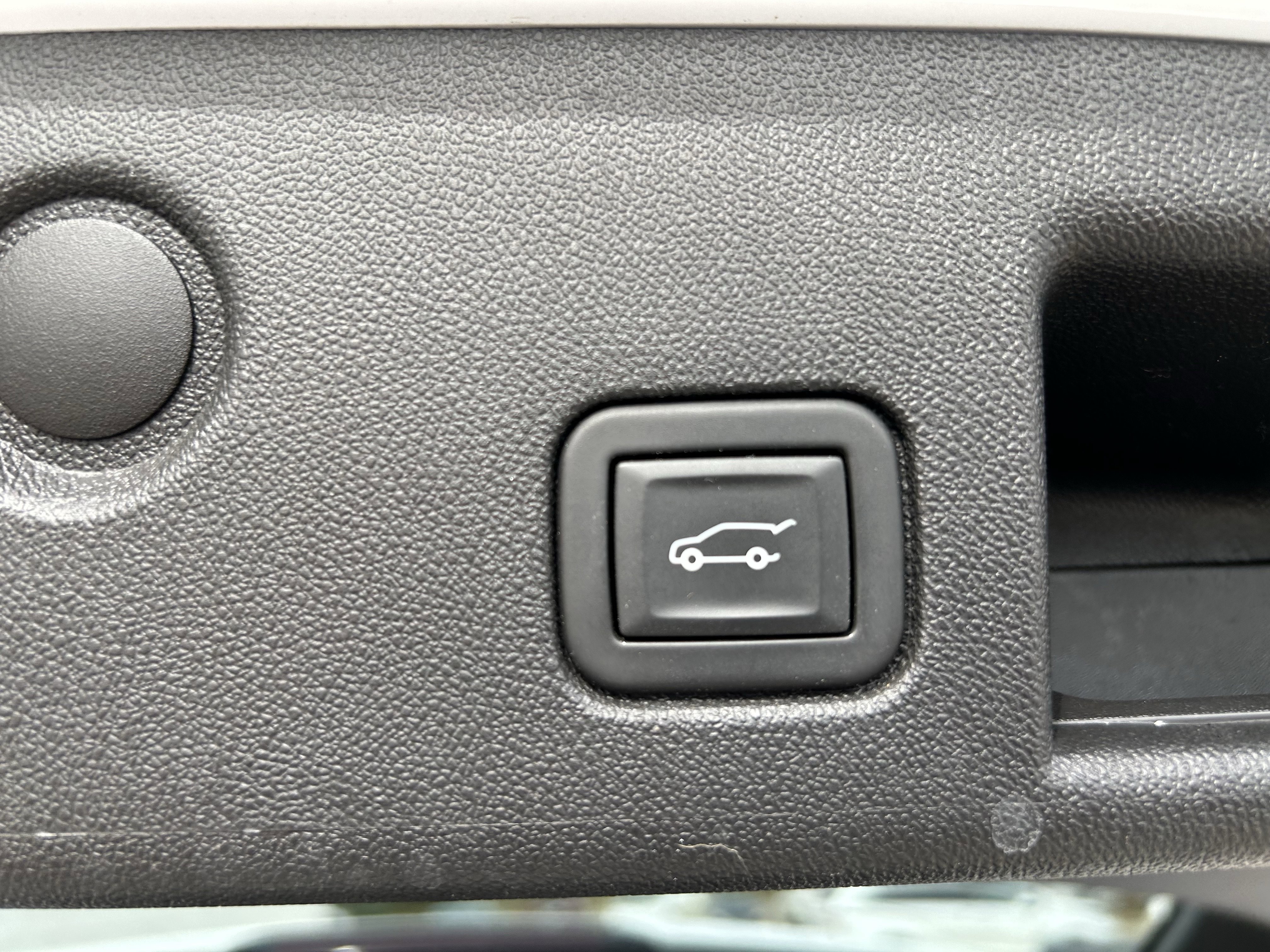 Used 2023 Chevrolet Equinox LT w/ Driver Convenience Package image 19