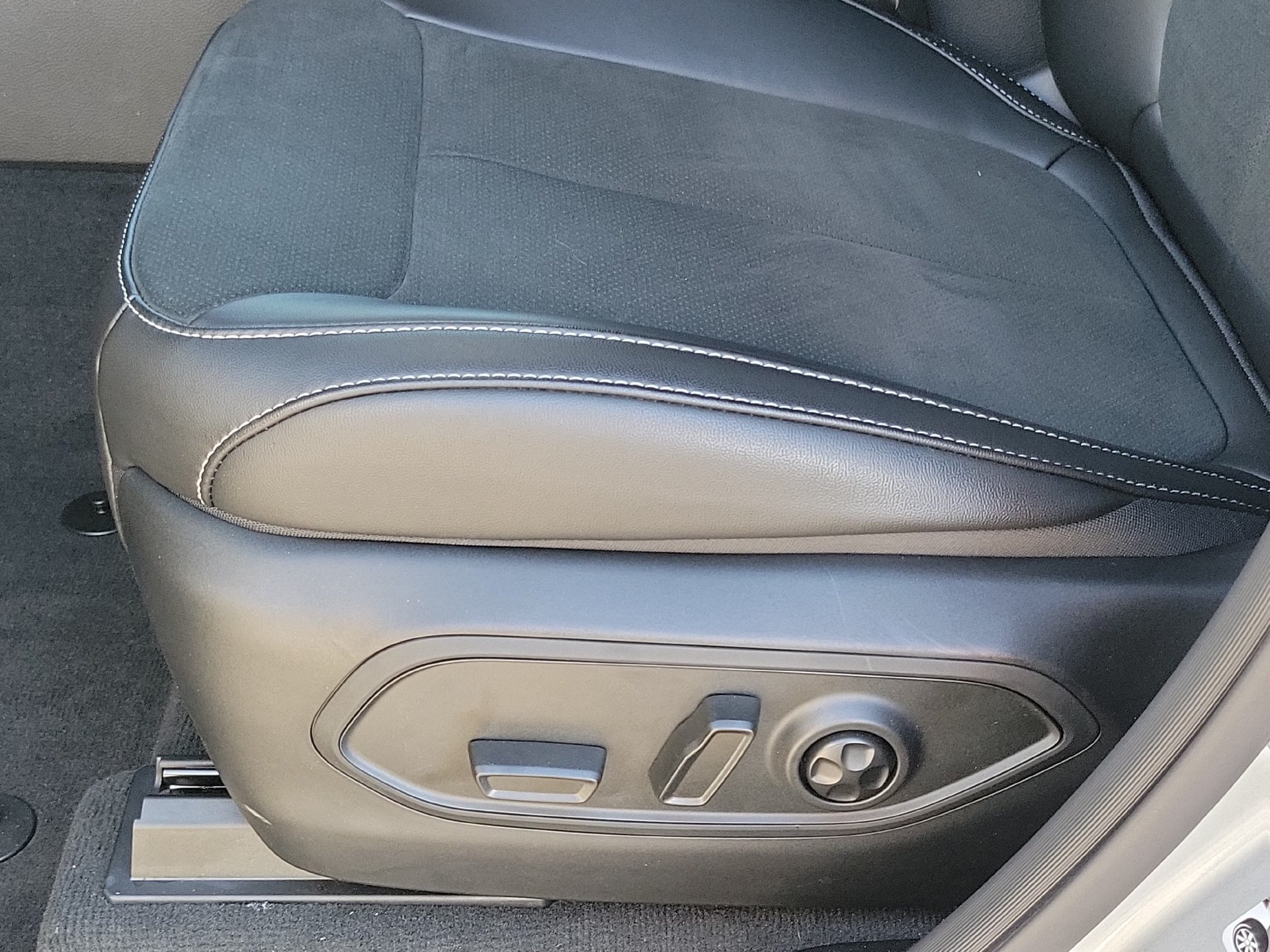 New 2026 Jeep Grand Cherokee Altitude RWD image 13
