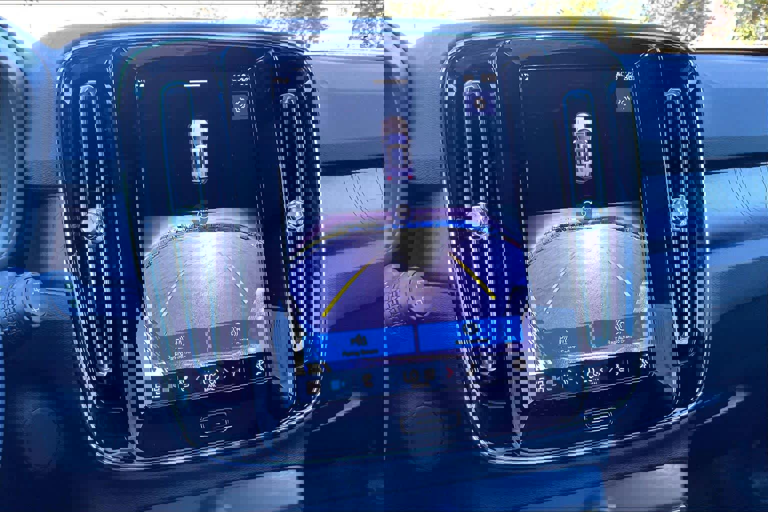 Used 2023 Volvo XC40 Recharge Ultimate w/ Protection Package Premier image 24