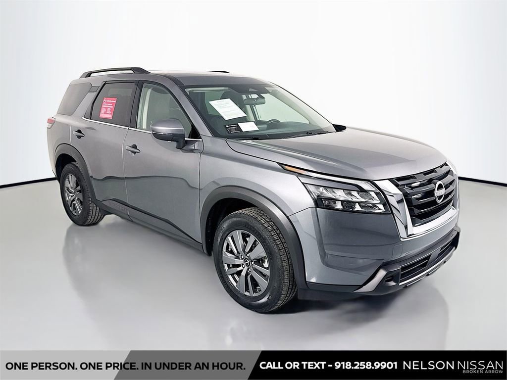 Certified 2025 Nissan Pathfinder SV image 3