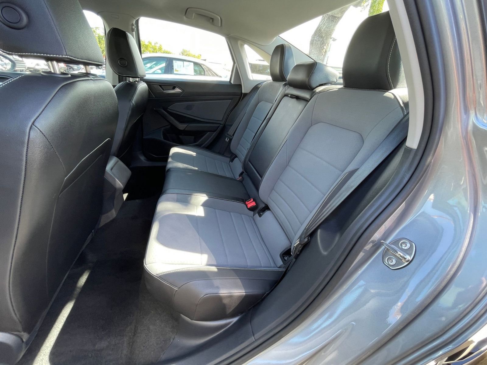 Used 2025 Volkswagen Jetta SE FWD image 25