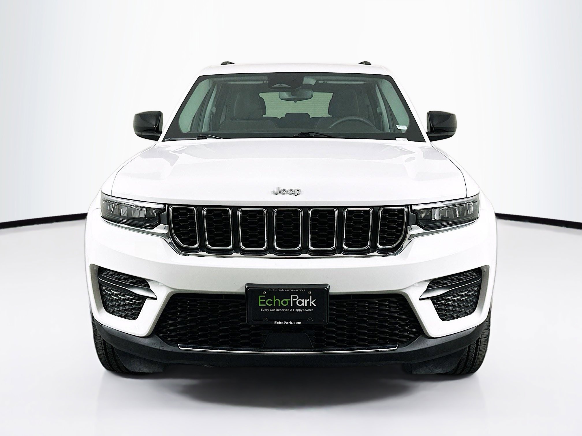 Used 2023 Jeep Grand Cherokee Laredo w/ Luxury Tech Group I AWD/4WD image 2