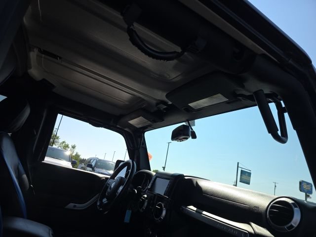 Used 2016 Jeep Wrangler Unlimited Sahara w/ Dual Top Group AWD/4WD image 31